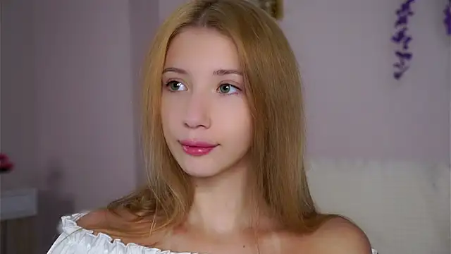 Snapshot of SunnivaCovil chatting on October 27, 2025, 1:34 pm SunnivaCovil online show from October 27, 2025, 1:34 pm