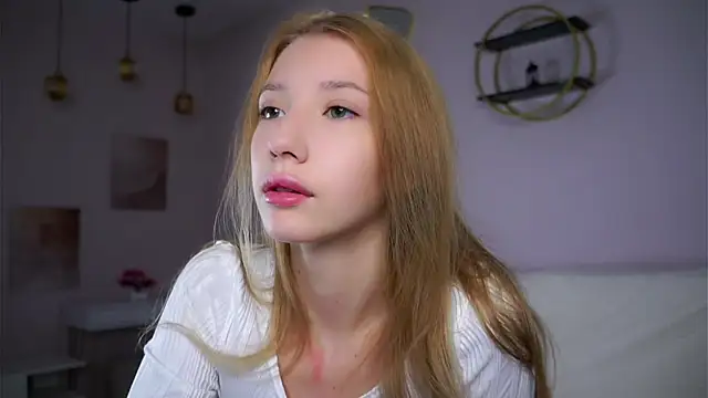 Snapshot of SunnivaCovil chatting on November 3, 2025, 1:37 pm SunnivaCovil online show from November 3, 2025, 1:37 pm