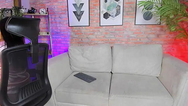 Lucia Brown  online show from September 19, 2025, 4:22 pm