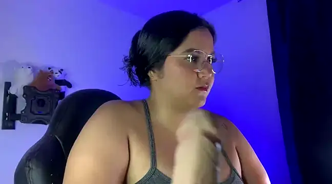 Leah yuah  online show from February 24, 2025, 11:30 pm