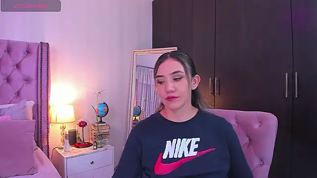 natashaleightt online show from March 11, 2025, 3:25 am