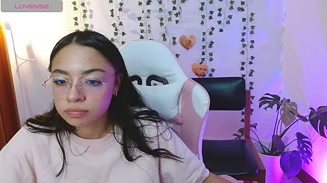 Snapshot of hellokitty__valery chatting on July 6, 2026, 1:34 am hellokitty valery online show from July 6, 2026, 1:34 am