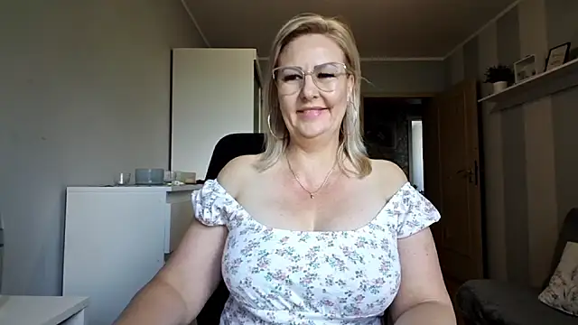 Snapshot of DianaLive chatting on May 23, 2026, 8:24 am DianaLive online show from May 23, 2026, 8:24 am