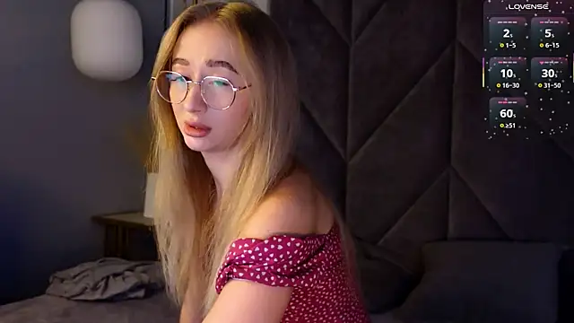 VictoriaLights online show from December 5, 2025, 6:12 am