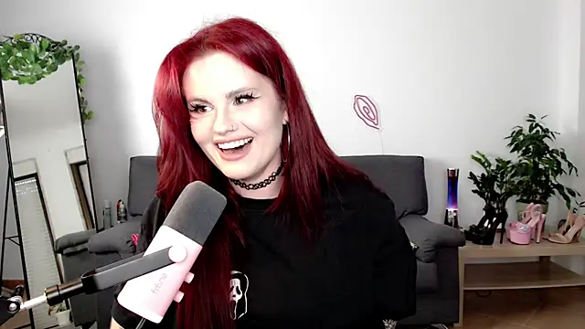 Snapshot of Della_Ideal chatting on September 10, 2025, 5:45 pm Della Ideal online show from September 10, 2025, 5:45 pm