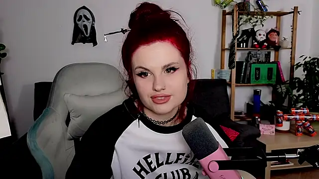 Snapshot of Della_Ideal chatting on November 17, 2025, 4:00 pm Della Ideal online show from November 17, 2025, 4:00 pm