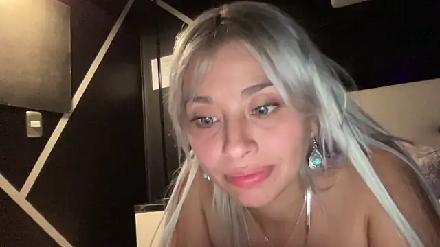 Snapshot of WhiteSnow09 chatting on February 28, 2025, 1:05 am WhiteSnow09 online show from February 28, 2025, 1:05 am