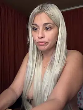 Snapshot of WhiteSnow09 chatting on March 5, 2025, 4:34 am WhiteSnow09 online show from March 5, 2025, 4:34 am