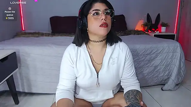 Snapshot of Veronika_metal chatting on February 26, 2025, 2:38 pm Veronika metal online show from February 26, 2025, 2:38 pm