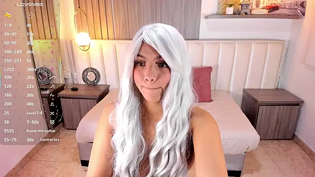 Nicoll Evans  online show from October 23, 2025, 2:16 pm