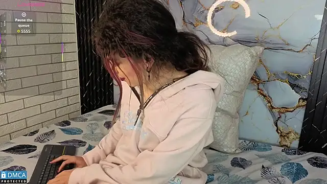 Snapshot of MaeveKuro chatting on November 15, 2025, 3:21 am MaeveKuro online show from November 15, 2025, 3:21 am