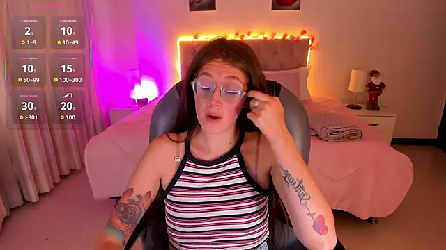 Emily Warren  online show from November 19, 2025, 7:03 pm