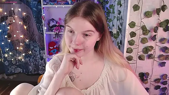 Strawberry juli online show from March 11, 2025, 5:35 am