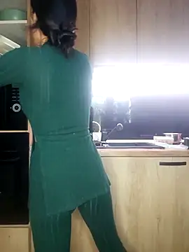 zoeylarkens online show from October 29, 2025, 1:54 pm