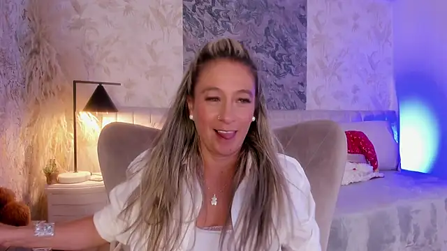 Liannaa  online show from December 20, 2025, 7:50 pm