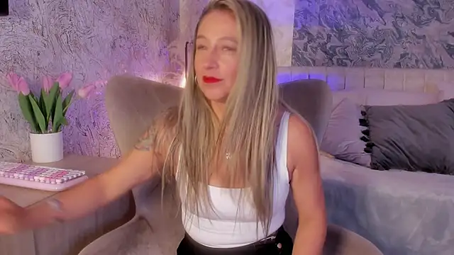 Liannaa  online show from October 9, 2025, 7:47 pm