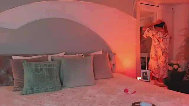 Snapshot of Elizabeth_clark_ chatting on October 24, 2025, 8:08 pm Elizabeth clark online show from October 24, 2025, 8:08 pm