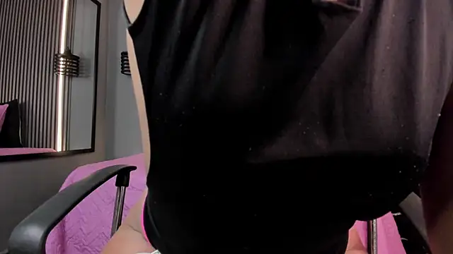 Snapshot of alahia_betancurx chatting on November 7, 2025, 1:48 pm alahia betancurx online show from November 7, 2025, 1:48 pm