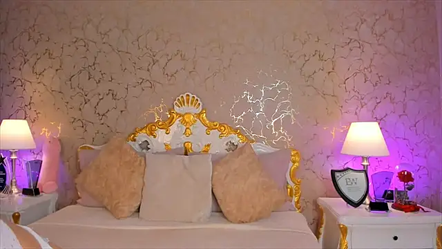 ScarlettWallace online show from October 21, 2025, 8:30 pm