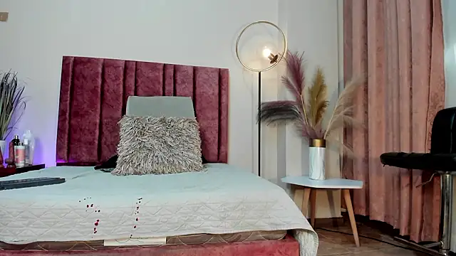 Snapshot of SeleneLujan chatting on February 28, 2026, 12:16 pm SeleneLujan online show from February 28, 2026, 12:16 pm