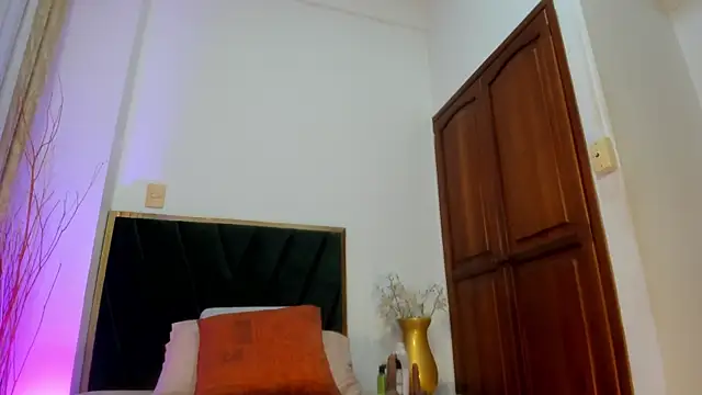 Snapshot of SeleneLujan chatting on February 12, 2026, 11:43 am SeleneLujan online show from February 12, 2026, 11:43 am