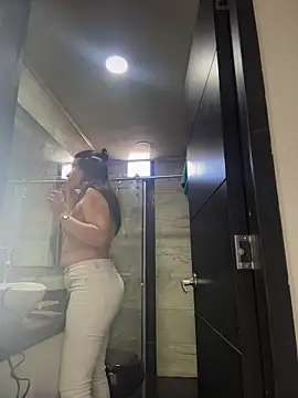 Mila LS online show from December 22, 2025, 1:11 pm