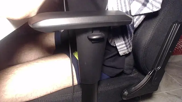 Snapshot of GreekDaddyNickOfficial chatting on March 18, 2025, 8:37 pm GreekDaddyNickOfficial online show from March 18, 2025, 8:37 pm