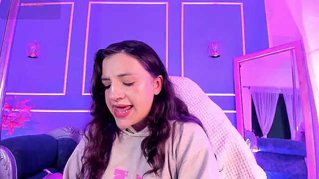 Snapshot of TaraTaylorr chatting on November 25, 2025, 2:23 am TaraTaylorr online show from November 25, 2025, 2:23 am