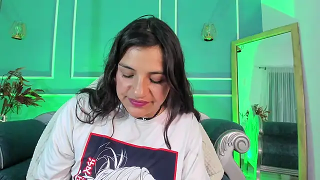 Snapshot of TaraTaylorr chatting on October 25, 2025, 2:22 am TaraTaylorr online show from October 25, 2025, 2:22 am