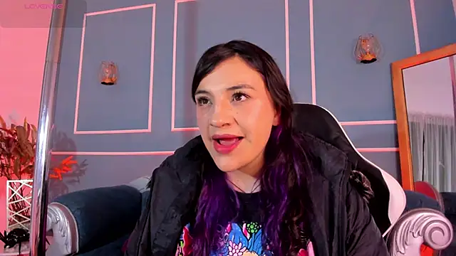 Snapshot of TaraTaylorr chatting on November 21, 2025, 2:32 am TaraTaylorr online show from November 21, 2025, 2:32 am