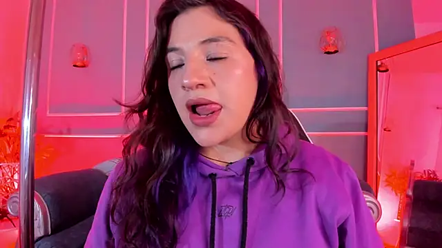 Snapshot of TaraTaylorr chatting on December 4, 2025, 2:43 am TaraTaylorr online show from December 4, 2025, 2:43 am