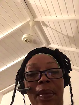 Snapshot of Ladyzee25 chatting on September 14, 2025, 4:02 am Ladyzee25 online show from September 14, 2025, 4:02 am