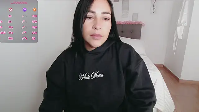 Snapshot of luna_lgomez_ chatting on October 15, 2025, 12:02 pm luna lgomez  online show from October 15, 2025, 12:02 pm