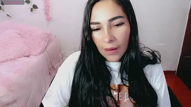 Snapshot of luna_lgomez_ chatting on March 6, 2025, 11:25 am luna lgomez  online show from March 6, 2025, 11:25 am