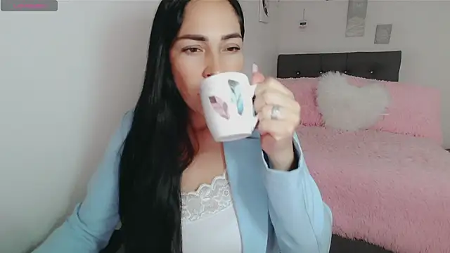 Snapshot of luna_lgomez_ chatting on December 18, 2025, 11:36 am luna lgomez online show from December 18, 2025, 11:36 am