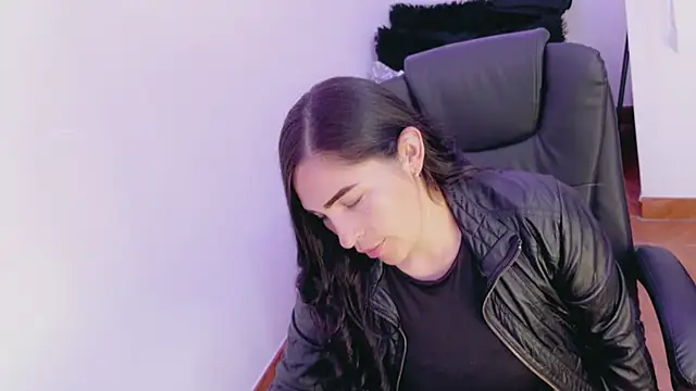 Snapshot of luna_lgomez_ chatting on April 18, 2026, 1:35 pm luna lgomez online show from April 18, 2026, 1:35 pm