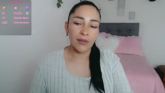 luna lgomez  online show from March 5, 2026, 12:13 pm