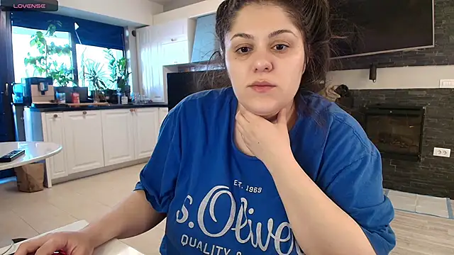 Snapshot of Layla- chatting on March 21, 2025, 2:29 pm Layla- online show from March 21, 2025, 2:29 pm