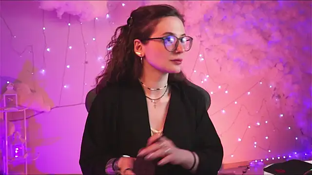 Snapshot of OliviaMcClean chatting on March 19, 2025, 4:24 pm OliviaMcClean online show from March 19, 2025, 4:24 pm