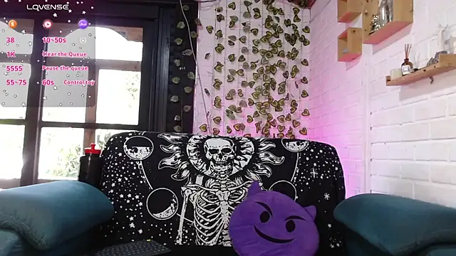 LiraSonnett online show from February 4, 2026, 9:10 pm