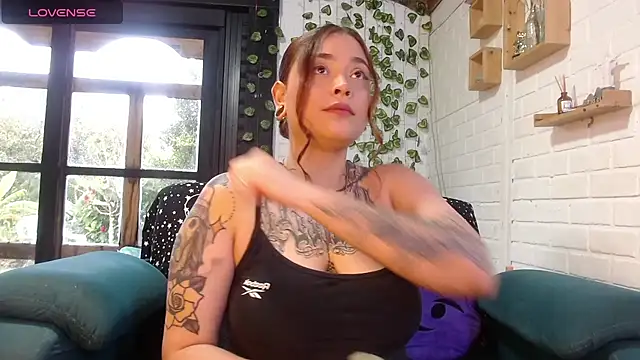 Snapshot of LiraSonnett chatting on October 17, 2025, 9:16 pm LiraSonnett online show from October 17, 2025, 9:16 pm