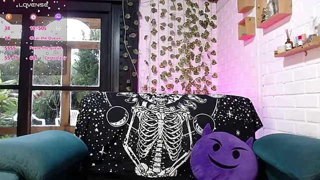 LiraSonnett online show from February 17, 2026, 9:34 pm