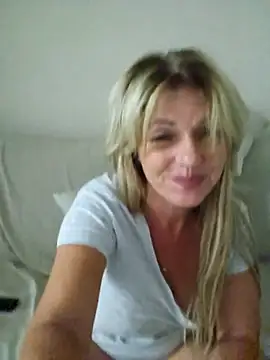 Snapshot of Melody73 chatting on October 21, 2025, 10:31 pm Melody73 online show from October 21, 2025, 10:31 pm