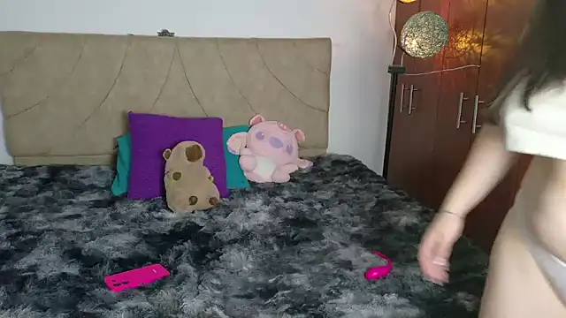 Snapshot of Sweetlove_243 chatting on October 25, 2025, 7:18 am Sweetlove 243 online show from October 25, 2025, 7:18 am