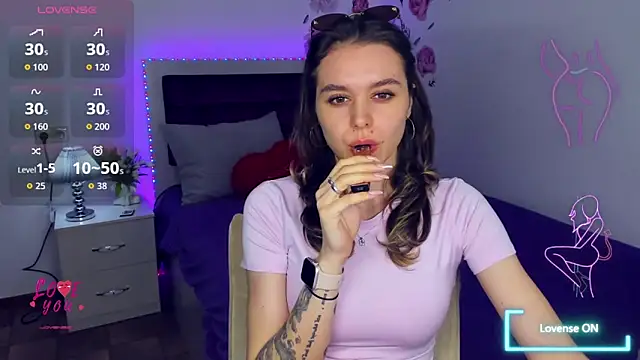 Snapshot of EmelyMason chatting on April 20, 2026, 5:54 am EmelyMason online show from April 20, 2026, 5:54 am