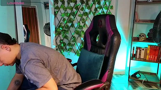 Snapshot of demimoore222 chatting on March 18, 2025, 8:48 pm demimoore222 online show from March 18, 2025, 8:48 pm