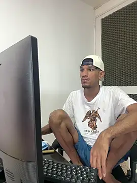 Snapshot of Miguel_bigcock chatting on May 16, 2026, 2:05 pm Miguel bigcock online show from May 16, 2026, 2:05 pm