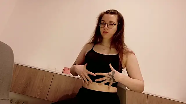 BeeBlossom online show from November 29, 2025, 4:07 pm