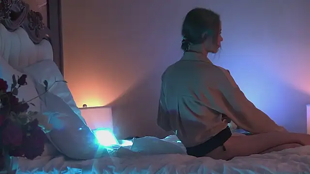 Amanda River online show from November 24, 2025, 6:08 pm