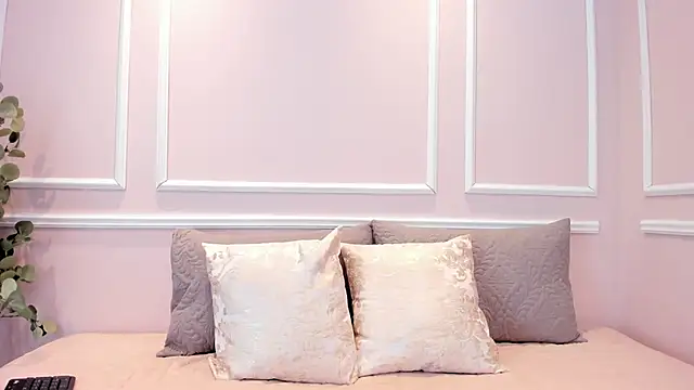 Snapshot of Lucy_Canel chatting on December 17, 2025, 7:19 pm Lucy Canel online show from December 17, 2025, 7:19 pm